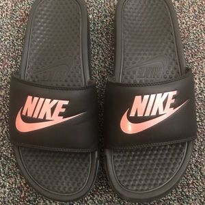 Women’s Nike Benassi Slides Rose Gold and Black!